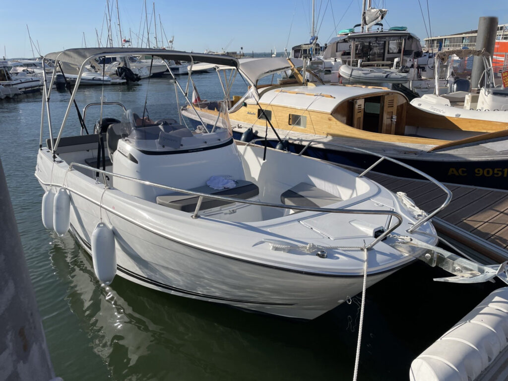 Bateau à moteur